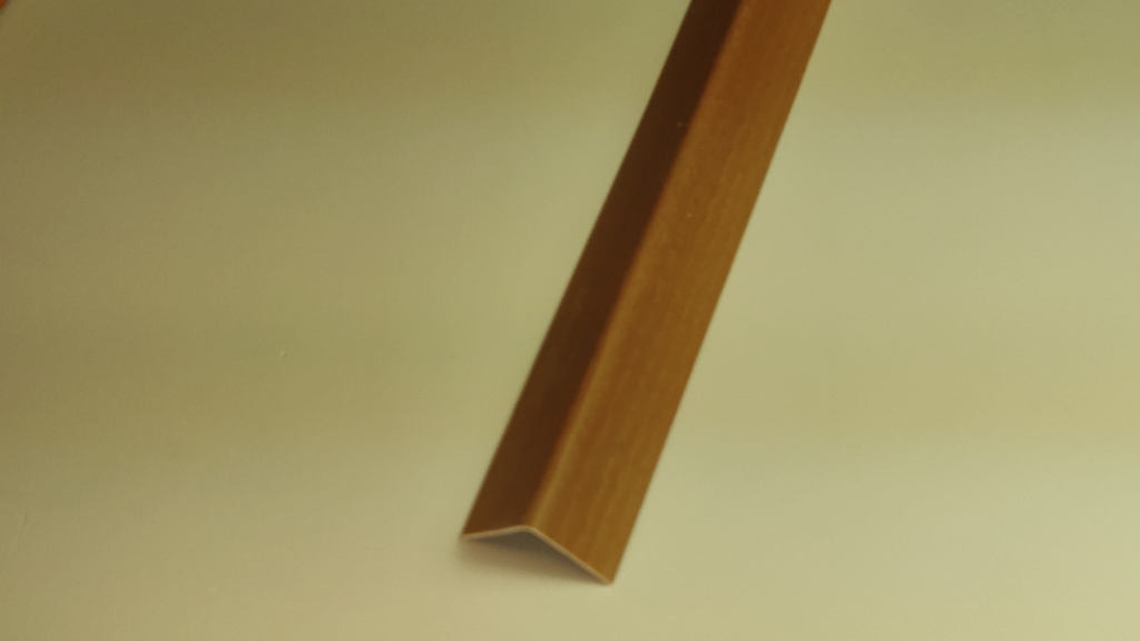 20х20 mm LU027-2020 Бук Угол текстур.