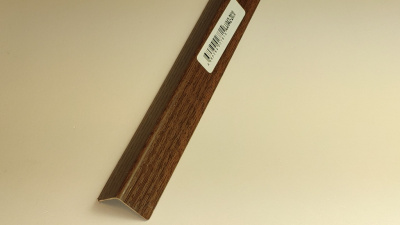 20х20 mm LU042-2020 Орех Угол текстур.